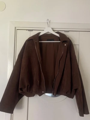 Brun jacka från Zara - Snygg brun sjacka från Zara med dragkedja framtill och avslappnad passform. Lite som en bomberjacka. 