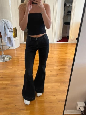 Alobha label jeans - Alobha label jeans, st 34 passar mig i längden som är 167 dom är lite uppsydda, liten defekt på benet syns på sista bilden, men inget jag tycker stör, 🥰