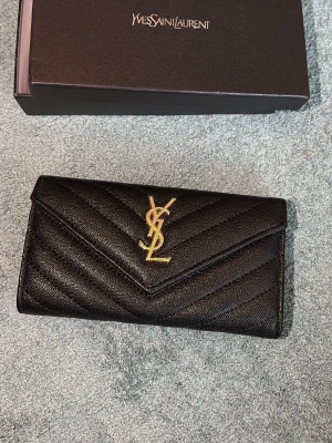 Ysl clutch bag - snygg svart clutch bag 🩷
