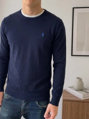 Blå Ralph Lauren Tröja - Säljer en sjukt fet stickad Ralph Lauren tröja i färgen blå. Tröjan är i bra skick utan nåra defekter. Den har även perfekt passform och sitter i en strl S. Hör gärna av er vid frågor eller funderingar!! 