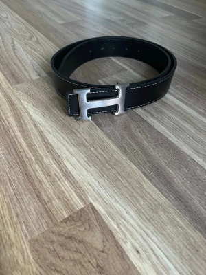 Svart H bälte - Du får ett svart H bälte som är riktigt snyggt och passar nästan alla. Den är 105cm lång. Pris går att diskuteras. Jag skickar snabbt!