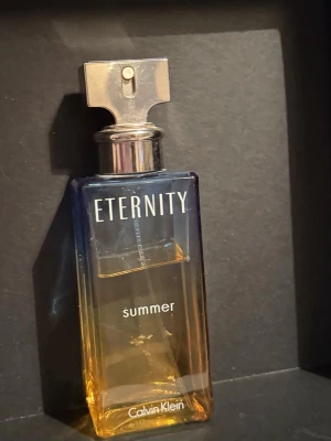 Calvin Klein Eternity Summer parfym - Ca 70% kvar. Kommer ej till användning men har stått mörkt och svalt förvarat