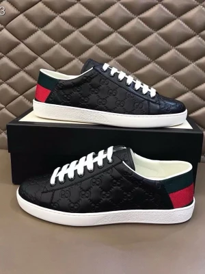 Svarta Gucci sneakers med röd/grön detalj - Svarta skor från Gucci i läder med präglad GG-logga över hela skon. Klassisk låg modell med vita snören och vit sula. Bak på hälen finns den ikoniska röd-gröna Gucci-detaljen. 
