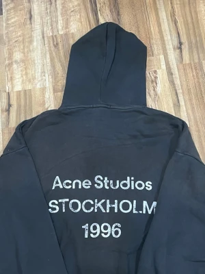 Acne Studios Hoodie Svart - Svart Acne Studios hoodie I storleken S. Den är I princip helt ny bara testad. Meddela gärna om du är intresserad.
