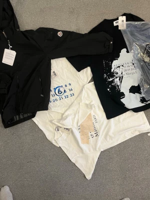 Bundle  - 3 stycken maison margiela storlek M och en Moncler windbreaker storlek M och en stone island jacka storlek M och allt är helt nytt
