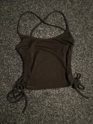 Svart crop top med knytband - Använd en gång. Du betalar frakten.                    Det är bara att höra av sig om du har funderingar🤗