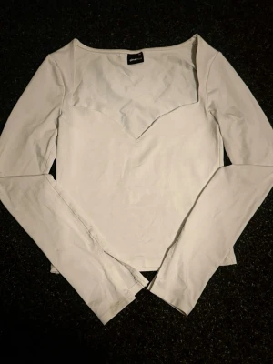 Vit långärmad topp från Gina Tricot - Använd men i bra skick. Du betalar frakten.                 Det är bara att höra av sig om du har funderingar🤗