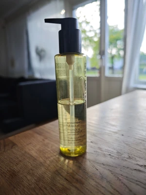 Shu Uemura Essence Absolue hårolja - Nypris 790:-. Ca hälften kvar. Perfekt för dig som vill testa produkten innan du köper en hel flaska. Shu Uemura Essence Absolue Nourishing Protective Oil i en genomskinlig plastflaska med svart pump. Oljan är gul och flaskan rymmer 150 ml. Perfekt för att ge näring och glans till håret utan att tynga ner.