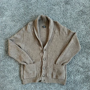 Stickad Cardigan - Säljer en fet stickad cardigan! Ett litet hål uppe vid höger, inget som syns vid användning  men annars - skick 8/10. Storlek M. Hör av er vid minsta fundering!💫