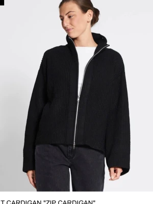Svart zip cardigan  - Sällan använd, inga defekter! Superskön och passar till allt! Köptes för 200kr i butik🖤