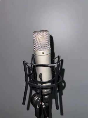 Studiomikrofon - Säljer en silverfärgad studiomikrofon med metallnät och svart shock mount. Perfekt för inspelning av sång, podd eller streaming. Mikrofonen har en klassisk cylinderform och ansluts via XLR-kabel. Snygg och stilren design som passar i hemmastudion. Märker av Rode