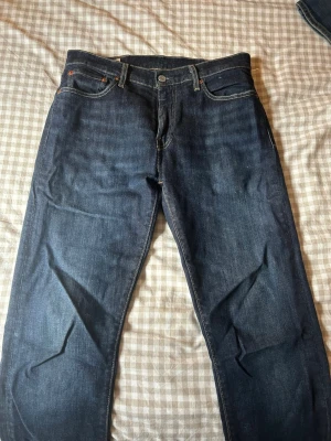 Mörkblå Levi's jeans  - Levi’s jeans mörkblåa. Modellen är 512 och storlek 30/32
