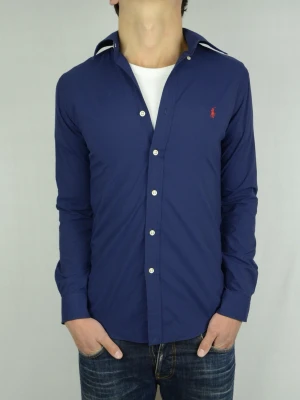 Ralph Lauren skjorta  - POLO RALPH LAUREN SKJORTA Storlek : S Passform : Normal Användning : Skjortan är i ett fint skick utan defekter Nypris : Cirka 1800SEK Modellen på bilden : 182CM och väger 74KG