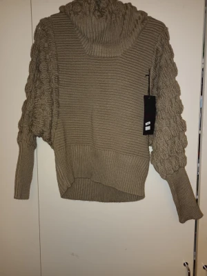 Stickad tröja med hög krage - Stickad tröja med hög krage i storlek S/M.  Oanvänd. Märke Via Code