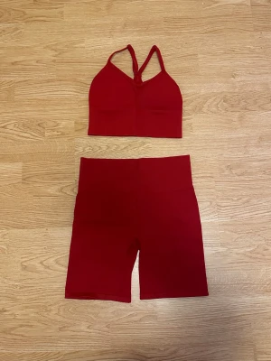Rött träning set sport-bh shorts - Rött tvådelat set med sport-bh (strl XS) och matchande shorts (strl S). Från märket SOC
