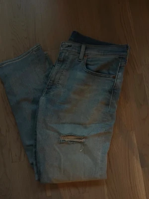 Levis 502 med slitningar på knäna (herr) - Ljusa Levis 502 med slitningar på båda knäna. Strl W33 L30 (har satt storlek M som är väl M/L?).