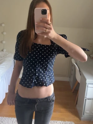 Prickig topp  - Söt prickig topp i fint skick!!💕