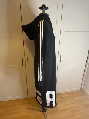 Adidas Original hoodie dress  - Mycket fint skick. Strl 38/M. 