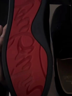 Svarta sneakers från Christian Louboutin - Stilrena svarta sneakers i läder från Christian Louboutin med klassisk röd sula och diskret logga undertill. Lågt skaft, svarta skosnören och minimalistisk design som ger en lyxig vibe. Perfekta för dig som gillar exklusiva detaljer och tidlös stil. Säljer dessa skor för dom har inte kommit till användning dom har använts runt 2-3 gånger dom kommer i loubitin lådan såklart med en dust bag och extra sko snören till, kommer även lägga ner brevet som kom med i lådan.