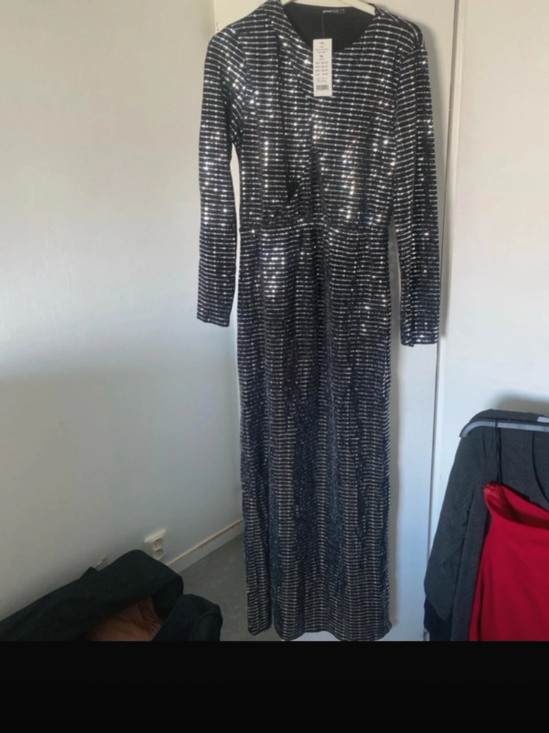 Glittrig långklänning med slits