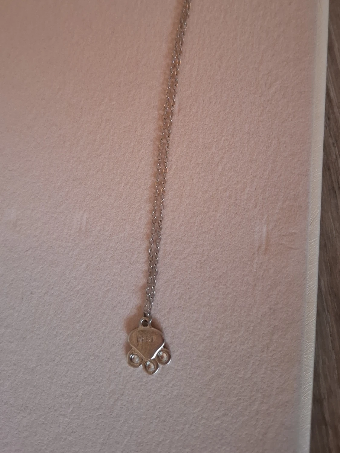Halsband med tassberlock och text - 1