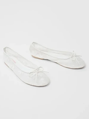 Spets ballerina skor  - Vita ballerina skor med spets från Nelly, storlek 39 💞 helt oanvända och kvar i original förpackningen!