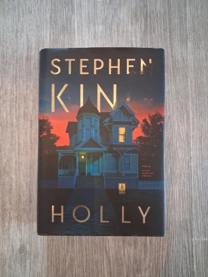 Holly av Stephen King - Säljer boken 'Holly' av Stephen King, inbunden. Perfekt för dig som gillar spänning och skräck. Boken är på svenska och utgiven av Albert Bonniers Förlag.