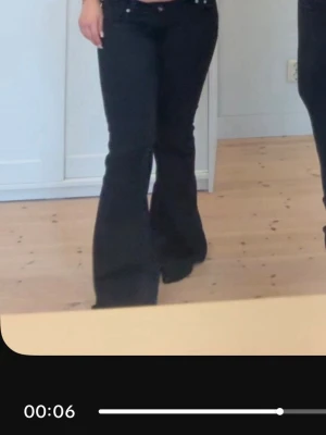 Blaze jeans svart lågmidjade  - Jättesnygga blaze jeans i kolsvart strl L men passar M. Short lentgh 
