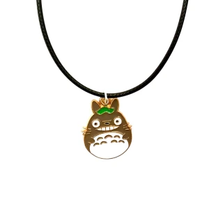 Totoro Halsband Smycke  - Ett gullig halsband med en berlock av Totoro! Berlocken är ca 2 x 2,5 cm. Halsbandet är justerbart 40-45 cm.  