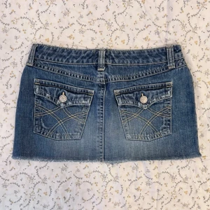 Lågmidjad vintage jeanskjol  - 2000s minikjol från usa, som ny bra kvalité  midja rakt över 38,  längd 29 uppskattar till storlek S 