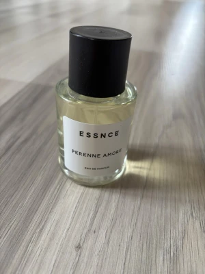 ESSNCE Perenne Amore Eau de Parfum - parfymflaska från ESSNCE med doften Perenne Amore. Säljer då den inte kommer till användning. Har bara tagit några få sprut. 