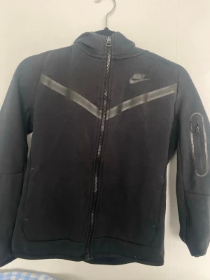 Nike tech fleece - Fin Nike tech fleece jättebra för vintern eller skolan 