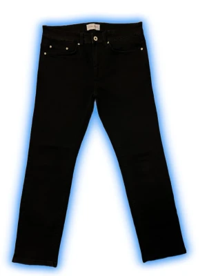 Svarta jeans – slim fit - Svarta jeans – slim fit / raka – jättebra skick  Beskrivning: Säljer ett par stilrena svarta jeans i jättebra skick. Passar till allt och sitter snyggt på kroppen.  • 30/30 • Färg: Svart • Modell: Slim / raka ben • Skick: Ny utan prislapp • Bekväma och stretchiga  Säljs pga används inte längre. Pris kan diskuteras vid snabb affär 💬 Paketpris fixas vid köp av flera 📦
