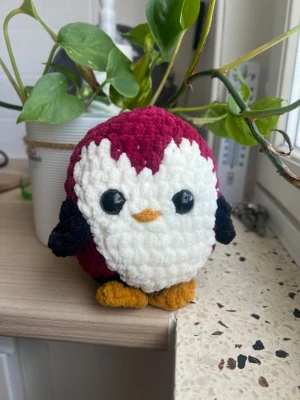 Mjukisdjur pingvin röd och vit - Söt handgjord pingvin.