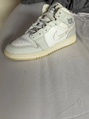 Air jordans  - Kvinnors, Stl 38 - allt som behövs är en grov tvätt och dem är helt nya, använd i 3 månader 