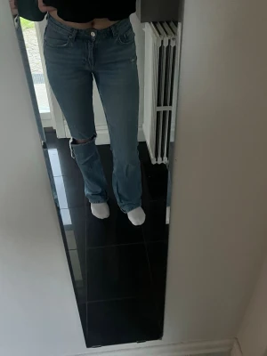 Gina Tricot perfect jeans - Säljer ett par blå bootcut perfect jeans från Ginatricot! Jeanser är mid-waist, med en slitning på knäet. Supersnygga, trendiga bootcutjeans perfekta nu till våren!🤩 Jeansen i storlek 36 sitter perfekt på mig som är 173, men de är lite längre i modellen. Använt några gånger, men de är välbehållna utan större slitningar. Pris kan diskuteras
