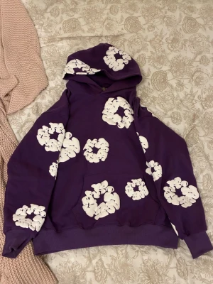 DT set lila - Säljer det här settet från ”DT” storleken på tröjan är M och byxorna L men de passar som M. Har nästan aldrig använt dem endast ett fåtal gånger i hemmet. Väldigt najs set att rocka men kom ej till användning helt enkelt. Vid frågor tveka ej om att höra av dig. Kan sälja separat kom PM vid intresse av separat plagg. Vid frågor, skriv direkt👍