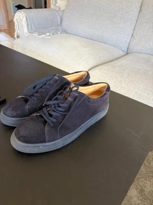 Mockaskor från Myrqvist - Snygga mörkblå skor i mocka från Myrqvist. Storlek 43. Mockan är i bra skick, ett litet märke finns på höger fram som syns på bild. Hör av er vid frågor! 