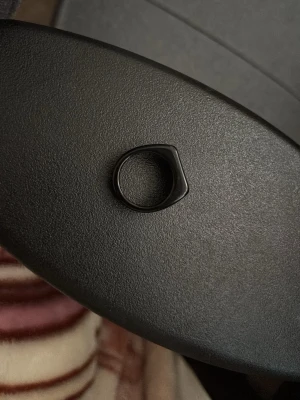 Svart plast ring - Svart ring som är rektangulär. Säljer den på grund av att det inte är min stil😬. 