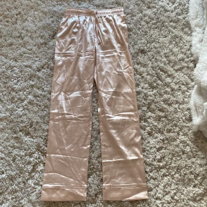 Ljusrosa satinpants med resårmidja - Snygga ljusrosa byxor i satin🩷 storlek 146-152