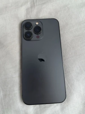 iPhone 13 Pro svart - Snygg iPhone 13 Pro i svart med stilren design och mattsvart baksida i glas. Funkar som den ska Inga repet eller sprickor batteri hälsan är på 80%