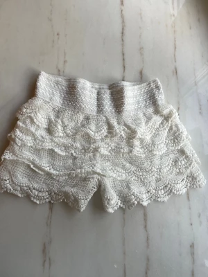 Spets shorts - Säljer ett par vita shorts med spets, passar xs-m