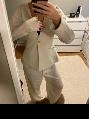 Sculpted blazer Gina tricot - Sculpted blazer från Gina tricot i beige. Med prislapp kvar . Originalpris 700kr men säljer för 400kr