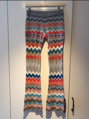 Missoni inspererade byxor - Jätte fina missoni sinoererade byxor, utsvängd modell🧡💙Nya utan prislapp
