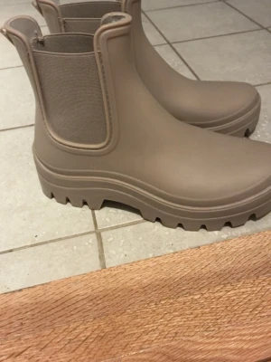 Säljer beiga rid boots från crw  - Säljer ett par beige rid boots ifrån crw köpta på hööks för 300kr men säljer dom för 199kr dom är i storlek 37 säljer pg av att dom är för små för mig dom är så köna att ha på sig i stallet för dig som rider dom är max använda 2-3 gånger men inte mer dom är nästan helt nya 