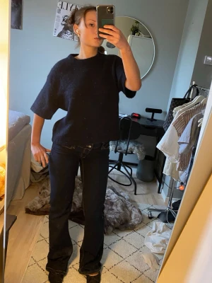 Mörkblå stickad t shirt  - Säljer en trendig stickad t shirt i mörkblå färg. Köpt ifrån Gina tricot, sällan använd. Trekvartärmar och kort modell. Storlek M så sitter snyggt på mig med storlek S. Pris kan diskuteras. Säljer även i grön och grå liknande på min profil så skapa gärna en bundle! 💕