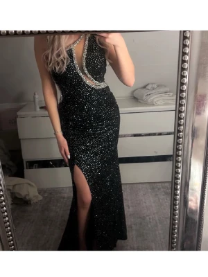 Bal klänning  - Sååå fin, jättefint släp, köpt i en bal klänning butik i Stockholm. Passar S/M