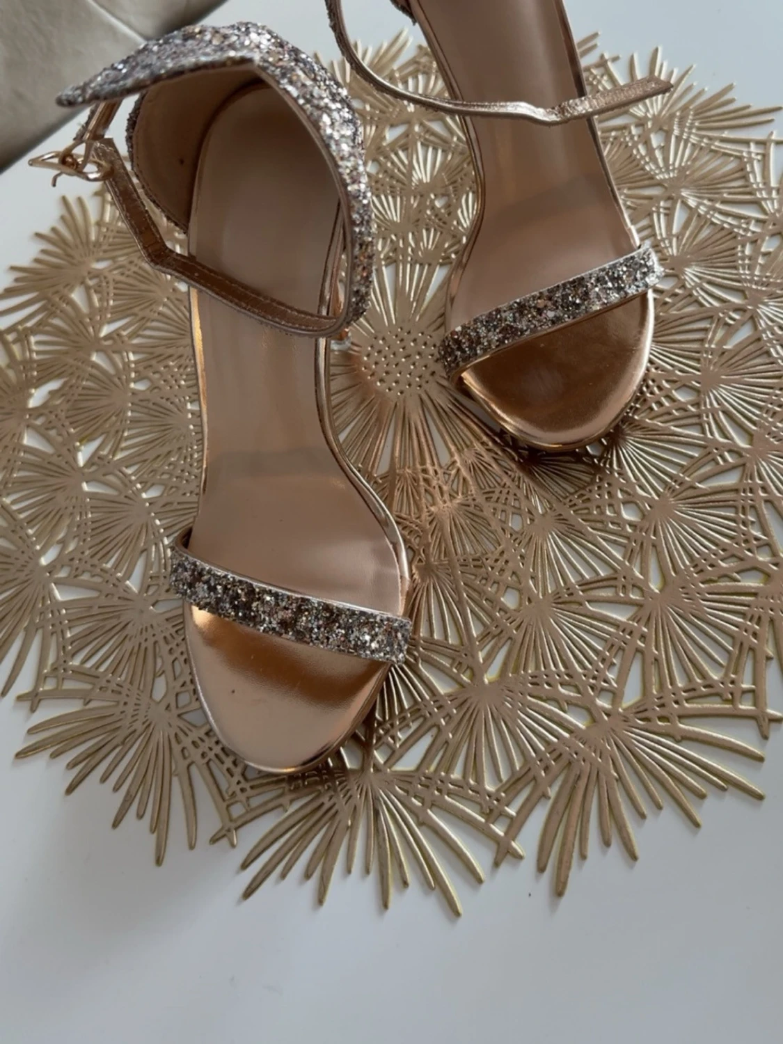 Glittriga guldiga pumps med rem - 1