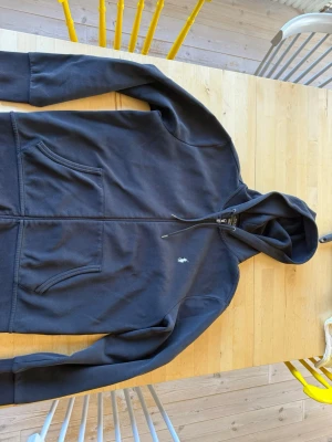 Svart Polo Ralph Lauren fullzip hoodie  - Säljer denna Ralph Lauren hoodie då den inte kommer till användning längre. Polpulär och stilren hoodie för en relaxed look. Den är i bra skick och är inte trasig någonstans men har ej kvar kvitto eller prislapp. Priset kan diskuteras.