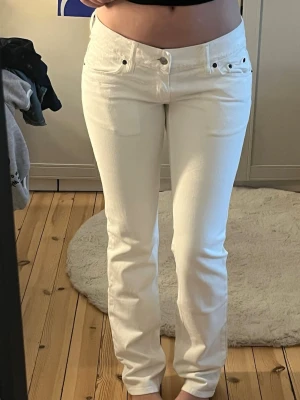 Vita lågmidjade jeans  - Säljer ett par Hugo boss jeans med låg midja🤍
